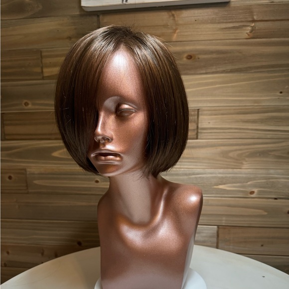 Jon Renau Bob wig. Nita? Petite in color 6/33. New without tags. main image 6